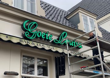 Goeie louisa doosletters neon 03