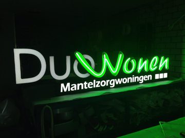 Duo wonen lichtreclame